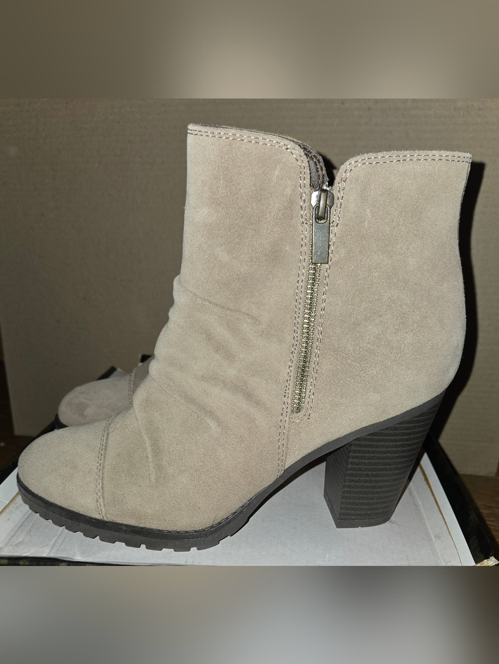 BNIB Women's White Mountain Taft Light Taupe Brown Suede Ankle Boots Sz 10 M